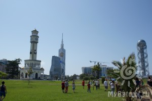 Парк чудес в Батуми: фонтан чачи, башня грузинского алфавита, современное здание технического университета, отель "Редисон".