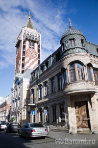 Архитектура старого города в Батуми: здания XIX века с обновленным фасадом.