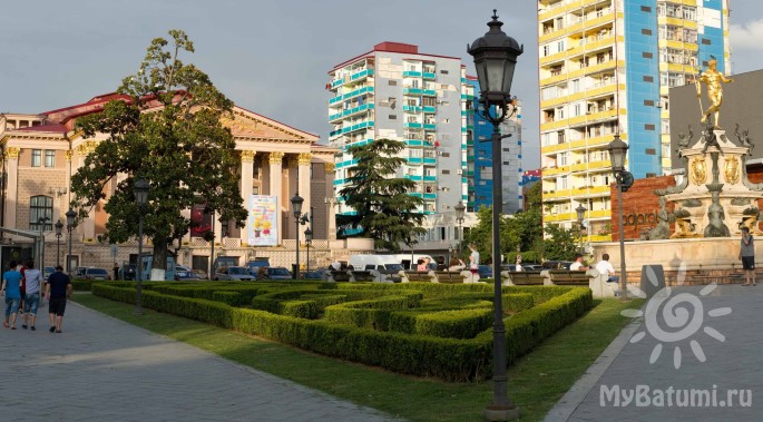 Фонтан Нептун на площади перед театром. 2014 г.