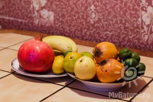 Осень в Батуми. Ноябрьские фрукты: гранат, лимон, банан, хурма королек, мандарины, яблоки, фейхуа