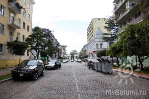 Улица Клдиашвили выложена брусчаткой, выходит к центральному входу в парк 6 мая