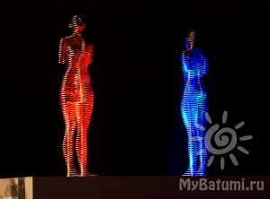 Новый бульвар в Батуми. Вечерняя подсветка скульптуры "Али и Нино"