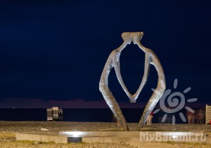 Вечерняя подсветка скульптуры "Первая любовь"