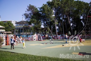 Детская площадка на новом бульваре в октябре. Осень в Батуми.