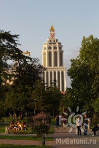 Осень в Батуми. Старый бульвар в сентябре: много туристов, еще тепло