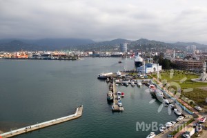 Порт Батуми. Вид с колеса обозрения в Парке Чудес.