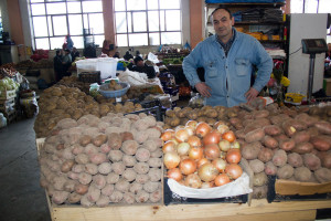 Приветливый продавец вкусного картофеля. Продуктовый рынок "Парехи" в Батуми