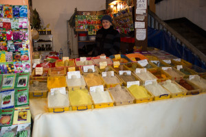 Продуктовый рынок "Парехи" в Батуми. Доброжелательная продавщица специй