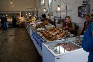 Копченая рыба. Продуктовый рынок "Парехи" в Батуми.