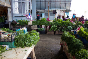 Прилавки с зеленью. Продуктовый рынок "Парехи" в Батуми.