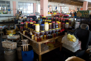 Богатый выбор пчелиного меда. Продуктовый рынок "Парехи" в Батуми.
