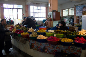 Продуктовый рынок "Парехи" в Батуми. Прилавок с вкусными соленьями.