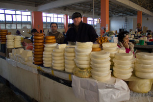 Домашний сыр сулугуни. Продуктовый рынок "Парехи" в Батуми.