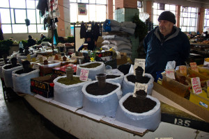 Продуктовый рынок "Парехи" в Батуми. Прилавок с различными сортами настоящего грузинского чая