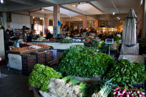 Продуктовый рынок "Парехи" в Батуми. Зелень на первом этаже крытого рынка