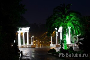 Колоннада Старого бульвара. Дождь в Батуми