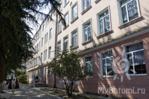 Здание школы №7 в Батуми